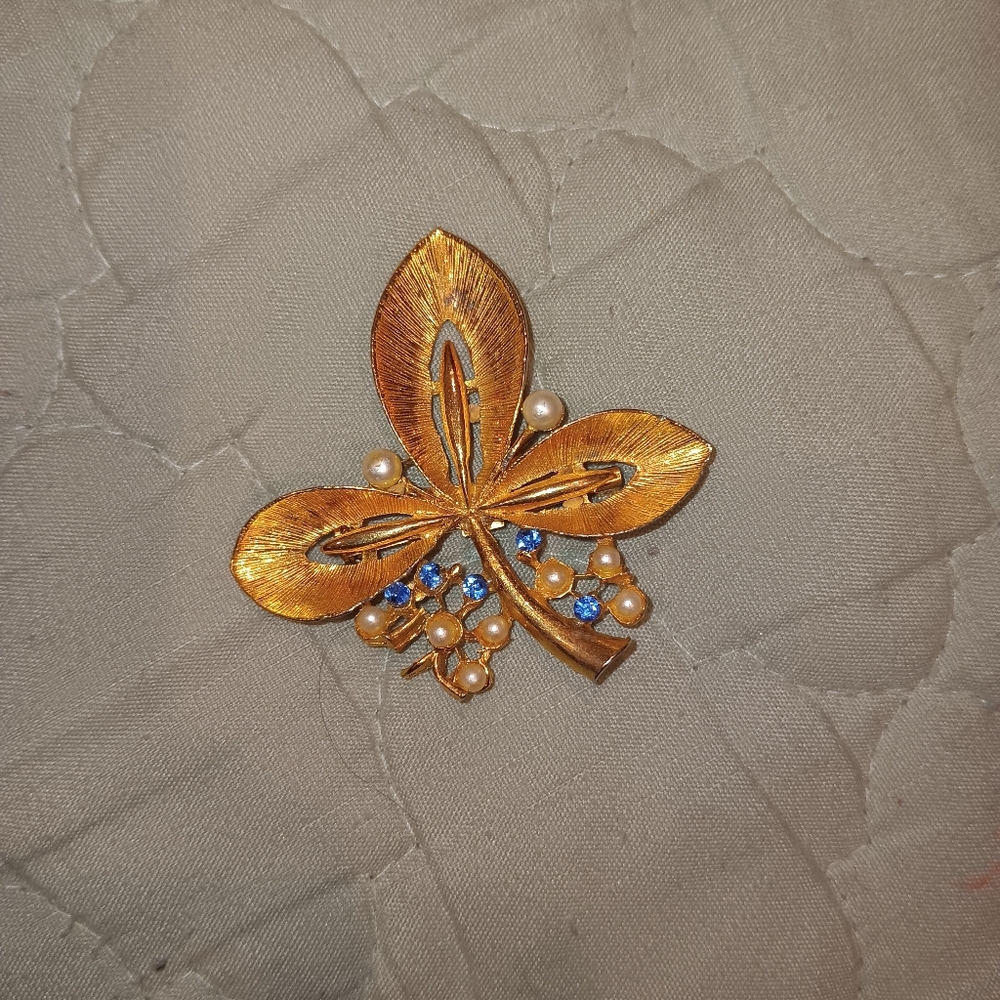 Gold leaf brooch